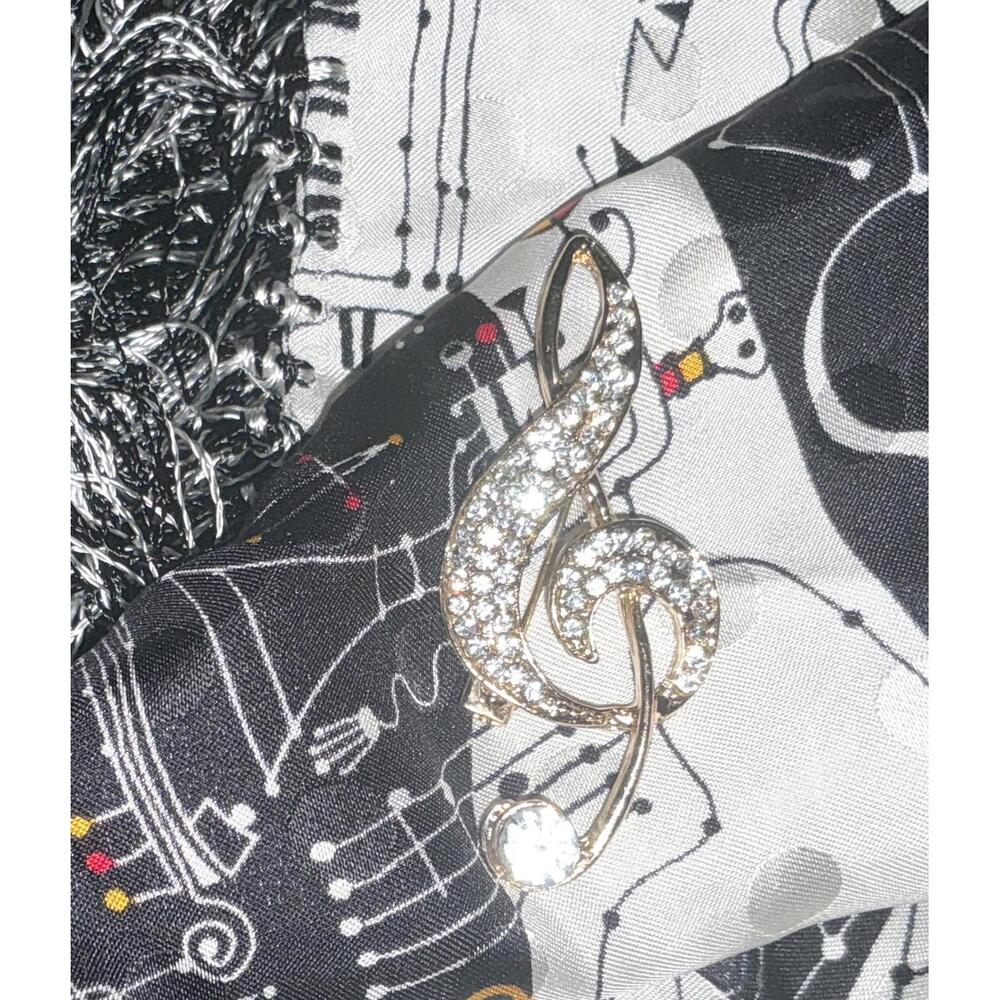 Music Brooch & Scarf o3156